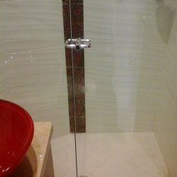 Divisin para bao con batiente vidrio templado y chapetas