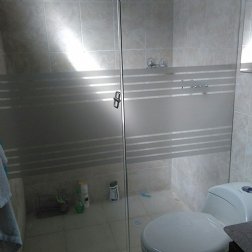 Divisin para bao con batiente vidrio templado transparente y chapetas