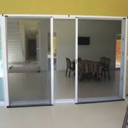 Mosquitero para puerta en malla sinttica