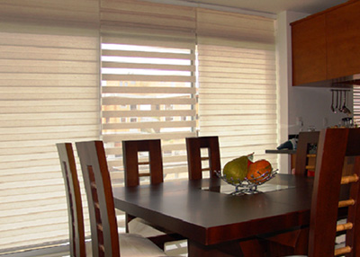 Cortinas Sheer Elegance sintéticas armonizan tu sala Cortinas Sheer Elegance sintéticas en las ventanas del comedor