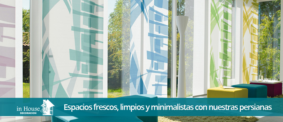 Persianas de panel japons sintticas en la sala de estar de un hogar con clima clido