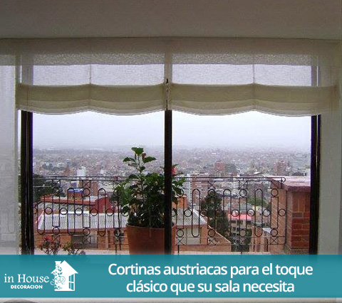 Cortinas clsicas austriacas de tela transparente en una sala, recogida