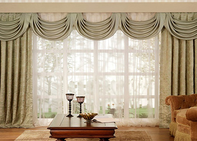 Cortinas clásicas para hogares convencionales o modernos Cortinas clásicas victorianas en una sala