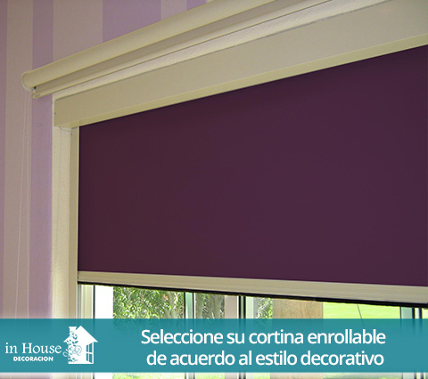 Cortinas enrollables moradas en la ventana de una habitacin