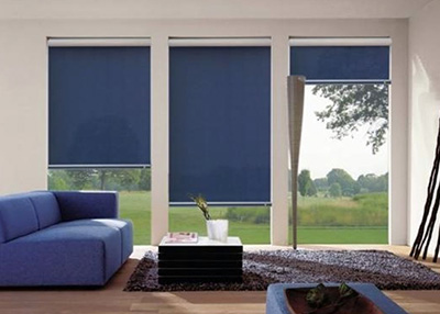 Cortinas enrollables para espacios más elegantes Cortinas enrollables azules en la sala de una casa