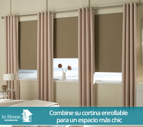 Cortinas enrollables marrones combinadas con otro tipo de cortina en la ventana de una habitacin