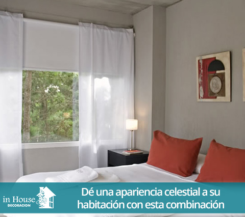 Cortinas enrollables en la ventana de una habitacin