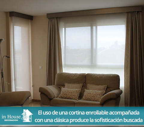 Cortinas enrollables combinadas con cortinas clasicas en la ventana de una sala