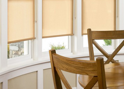 Cortinas enrollables para las ventanas de su comedor Cortinas enrollables en las ventanas de un comedor