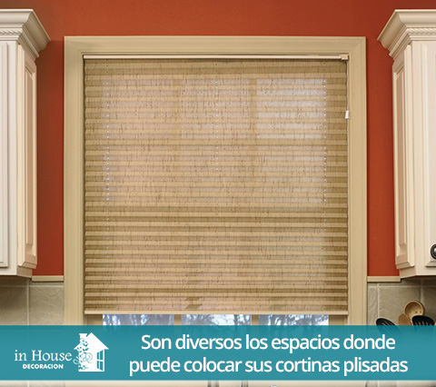 Cortinas plisadas en la ventana de en una cocina