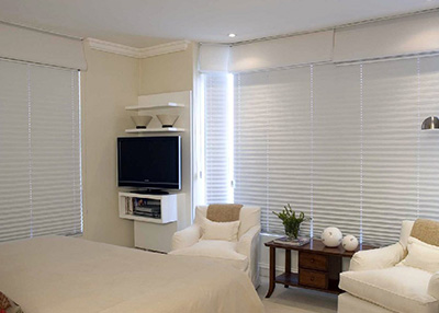 Cortinas plisadas para llenar de glamour su habitación Cortinas plisadas en ventana de una habitación