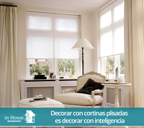 Cortinas plisadas blancas en sala de estar