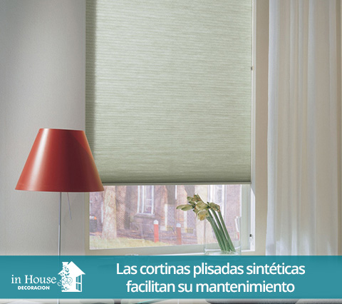 Cortinas plisadas en la ventana de una habitacin