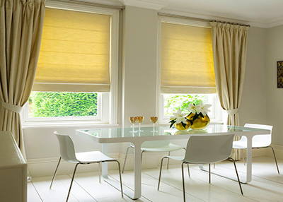 Cortinas romanas para armonizar su sala Cortinas romanas en ventanas de sala