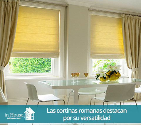 Cortinas romanas en la ventana de la sala