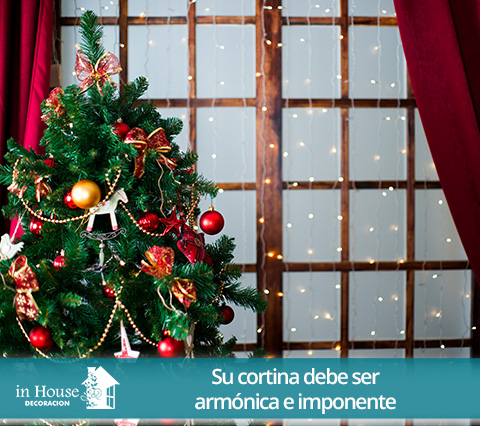 Cortinas clsicas detrs de un rbol de navidad
