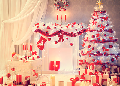 Cortinas clásicas para ambientes navideños Cortinas clásicas bñancas detrás de un árbol de navidad