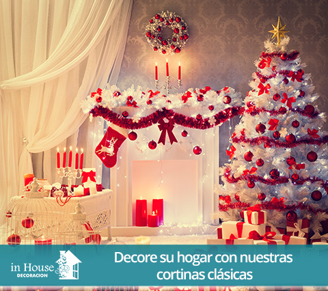 Cortinas clsicas detrs de un rbol de navidad