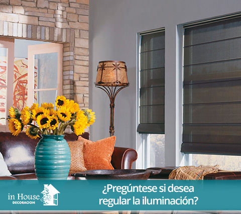 Con sus cortinas romanas podrá regular la iluminación Cortinas romanas oscuras en la sala de una casa
