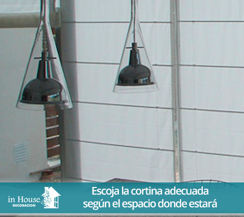 Cortinas romanas oscuras en sala de estar