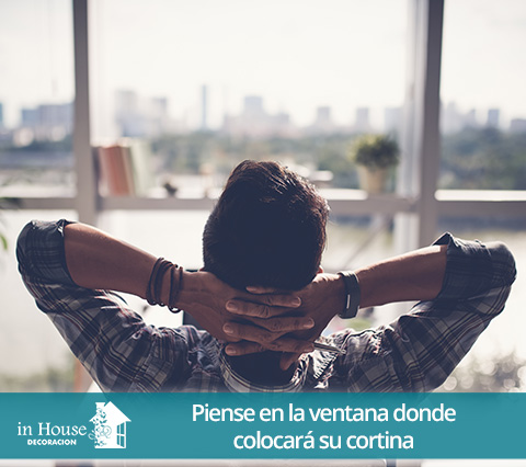 Cortinas sheer elegance, hombre pensando frente a ventanas